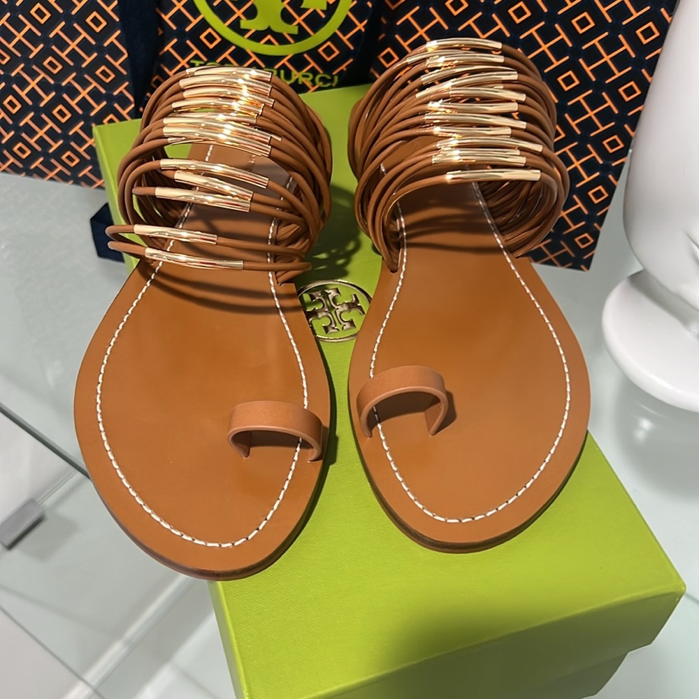 Tory Burch mug on toe ring sandals